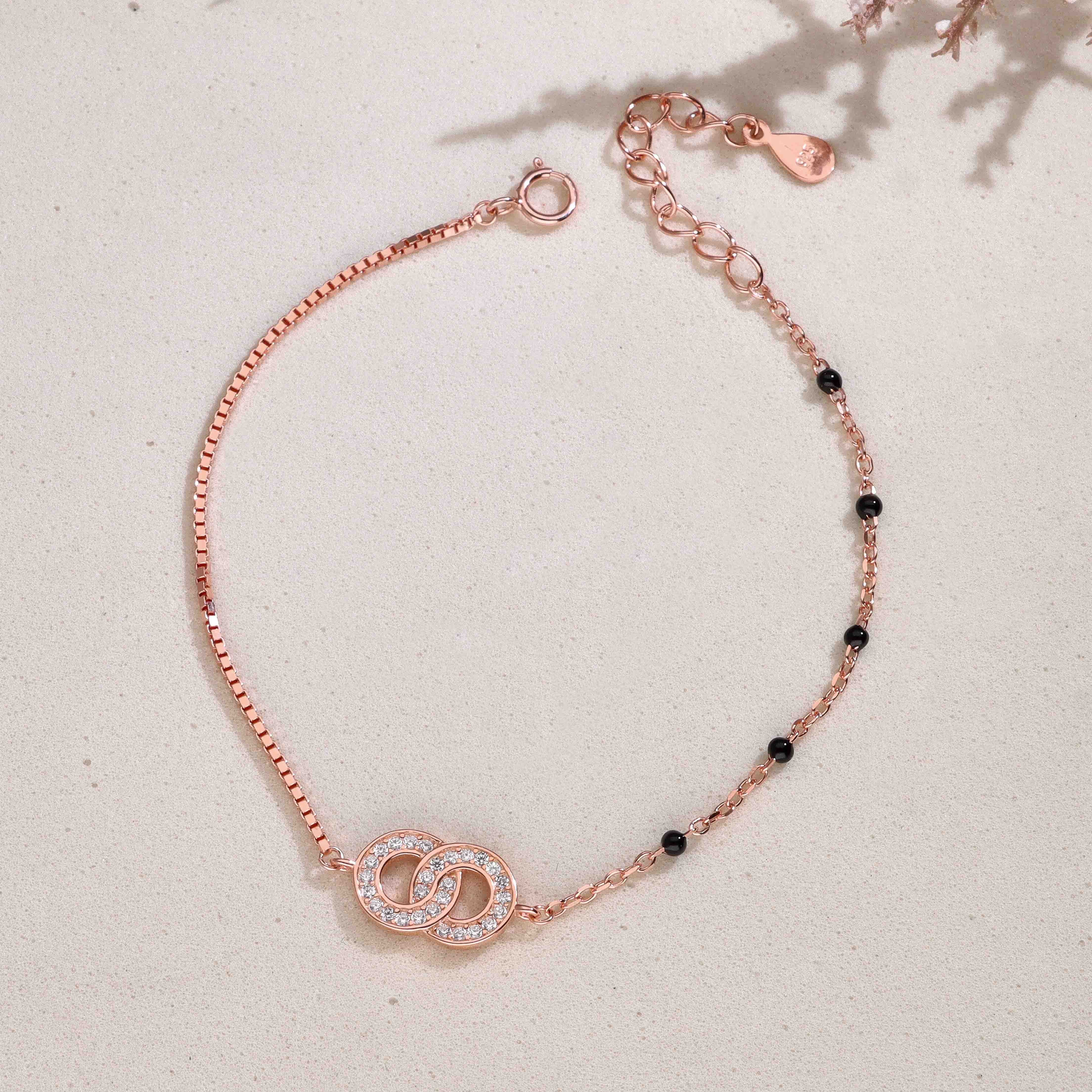 Chic Silver with Interlocking Circles Bracelet - Image 2
