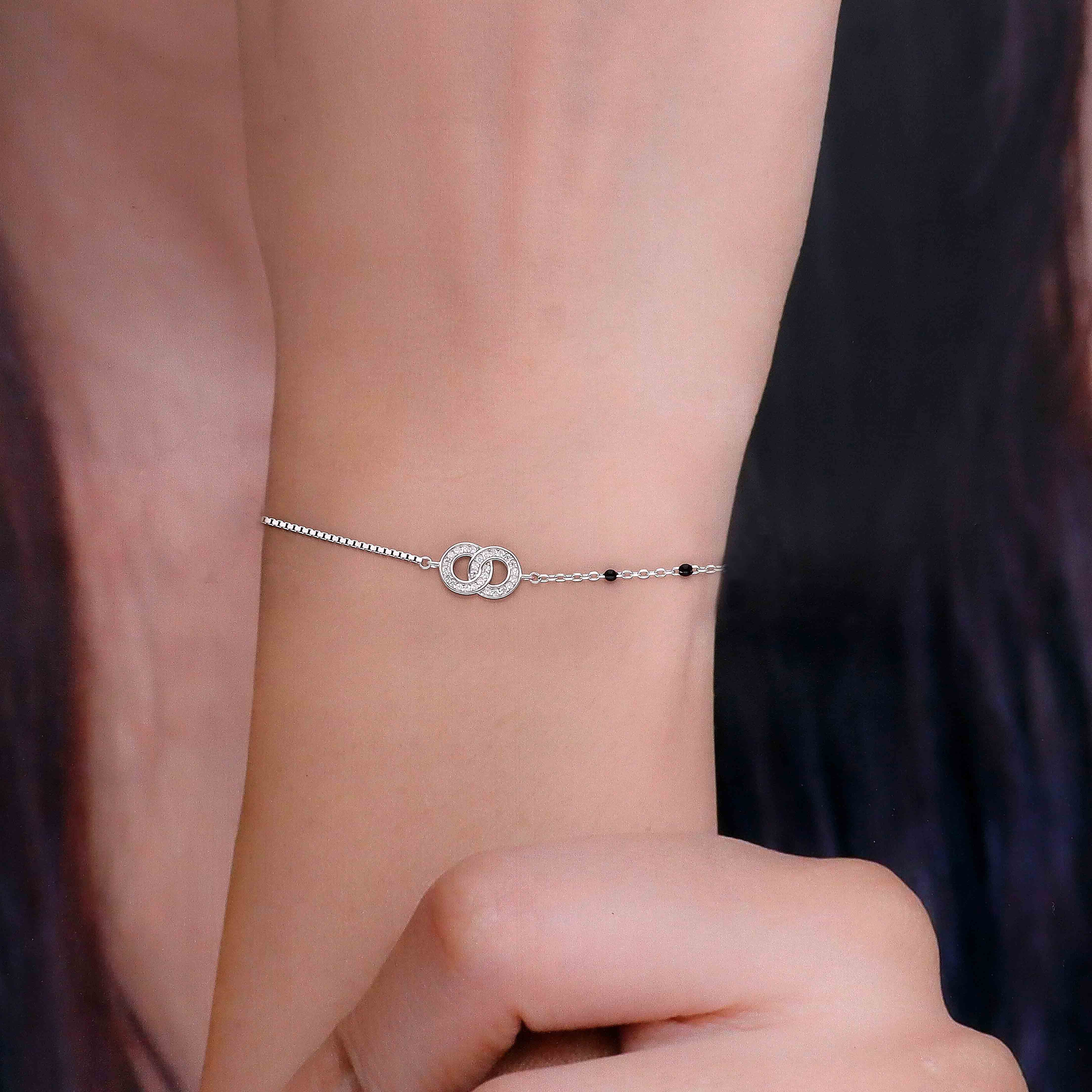 Chic Silver with Interlocking Circles Bracelet - Image 3