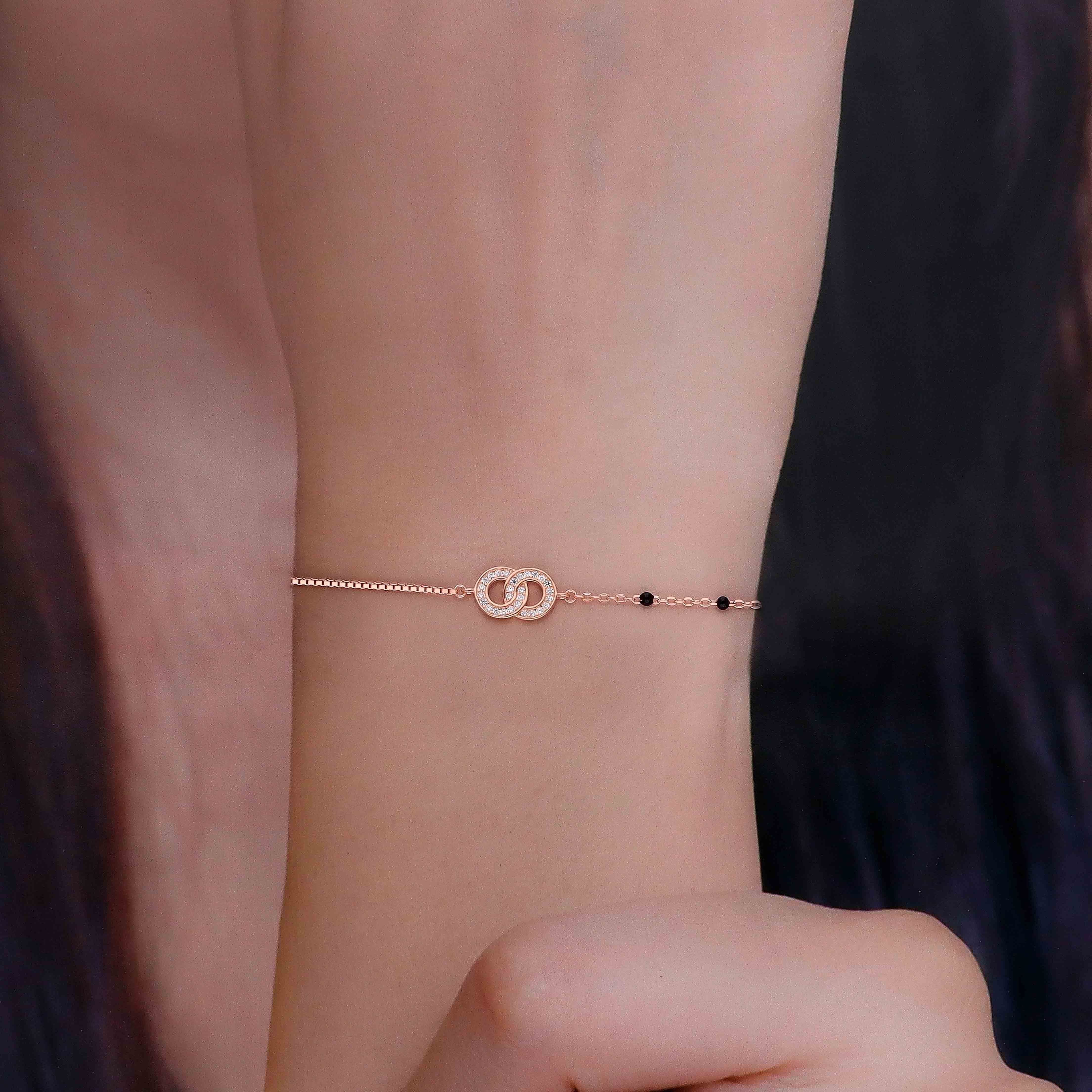 Chic Silver with Interlocking Circles Bracelet - Image 4