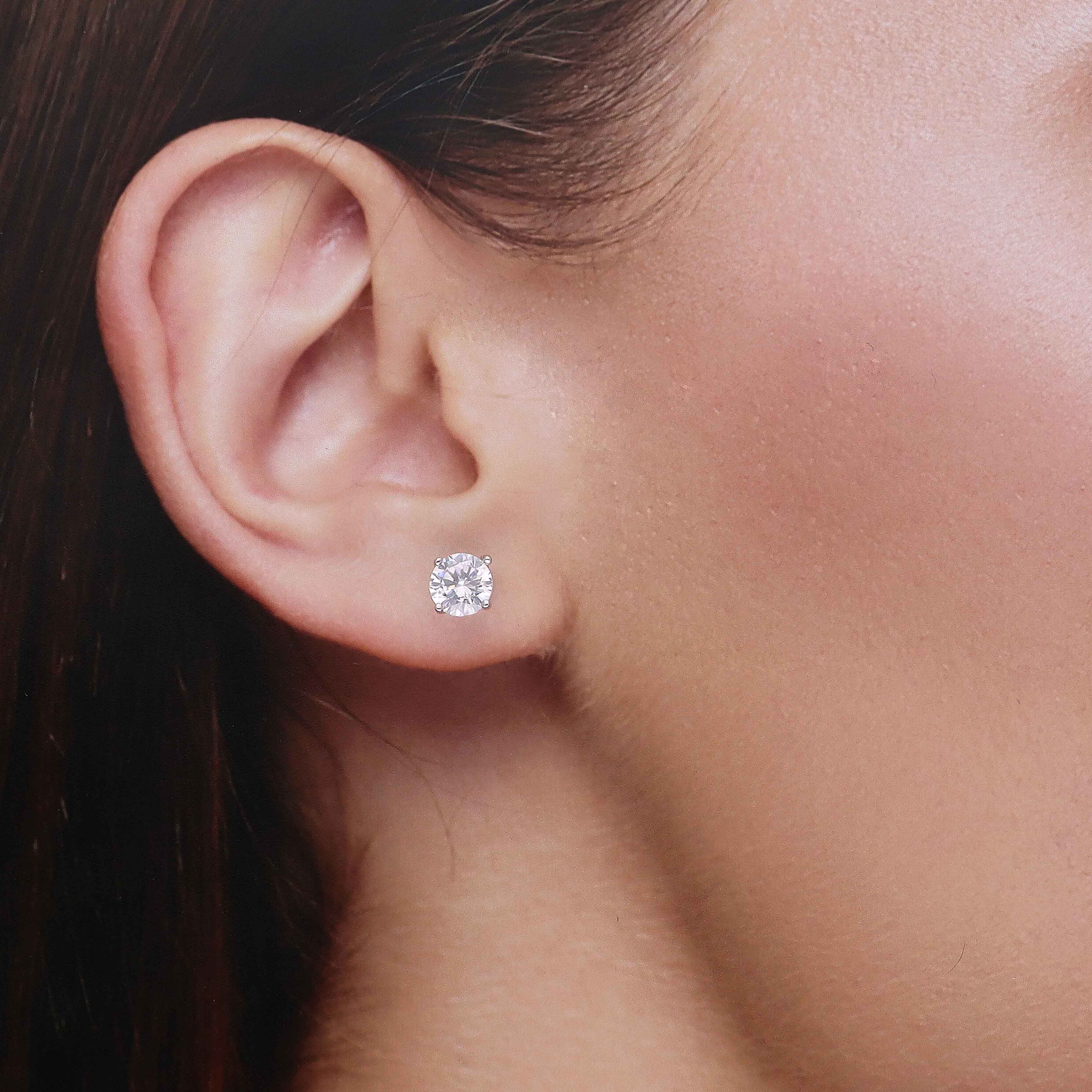 Chic Solitaire Stud Earrings - Image 3