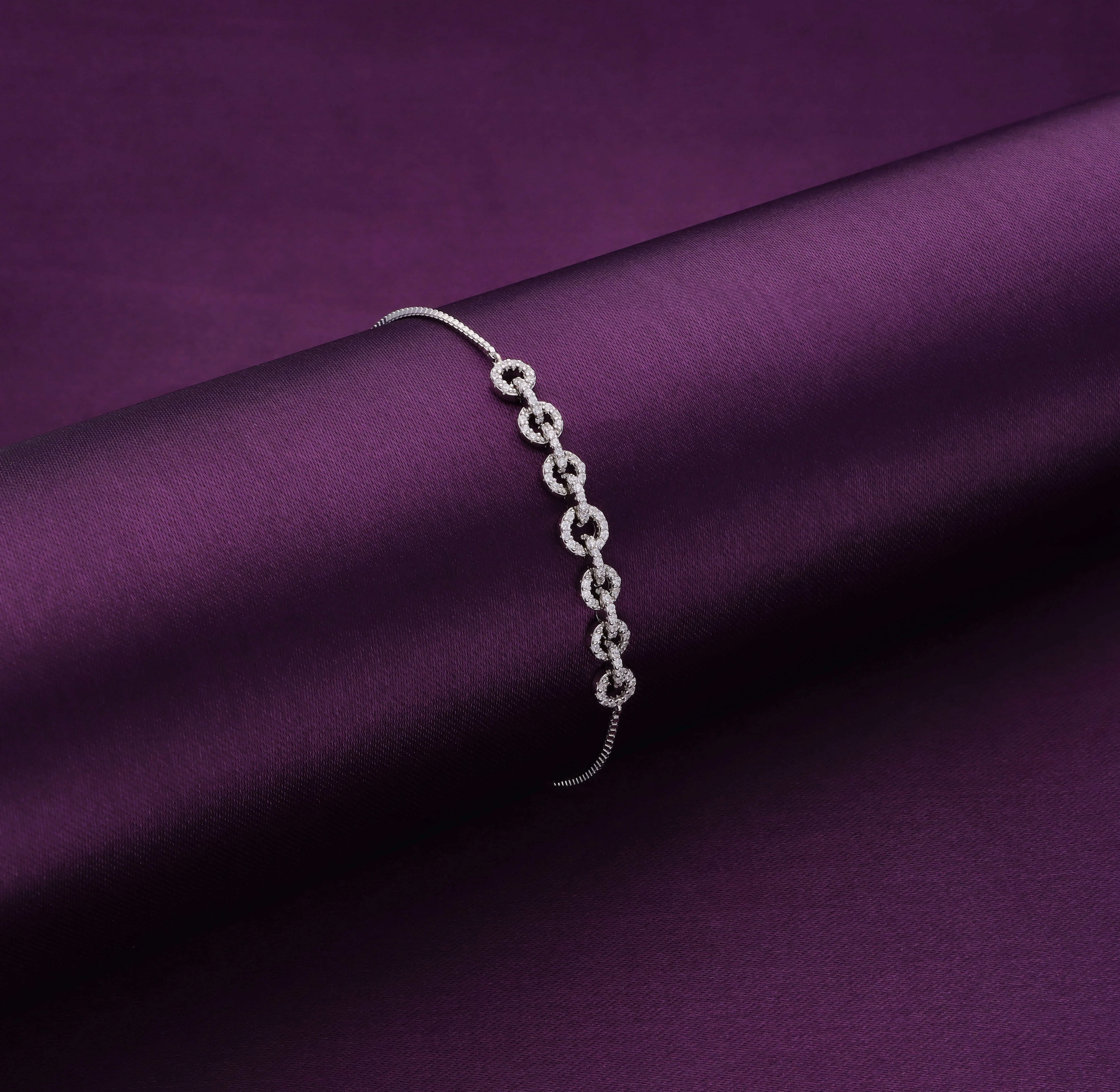 Exquisite Circular Link Bracelet - Image 3