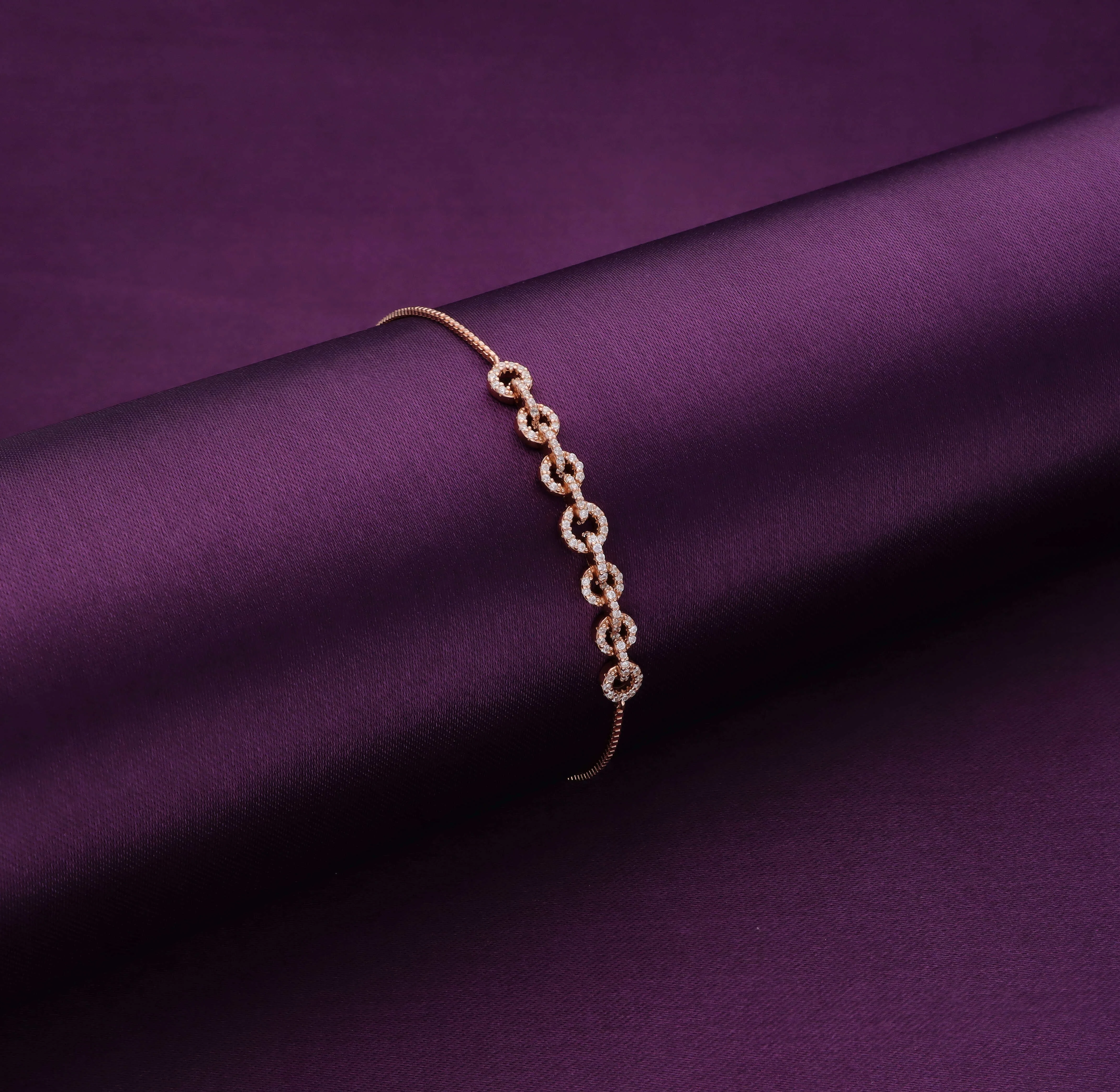 Exquisite Circular Link Bracelet - Image 4