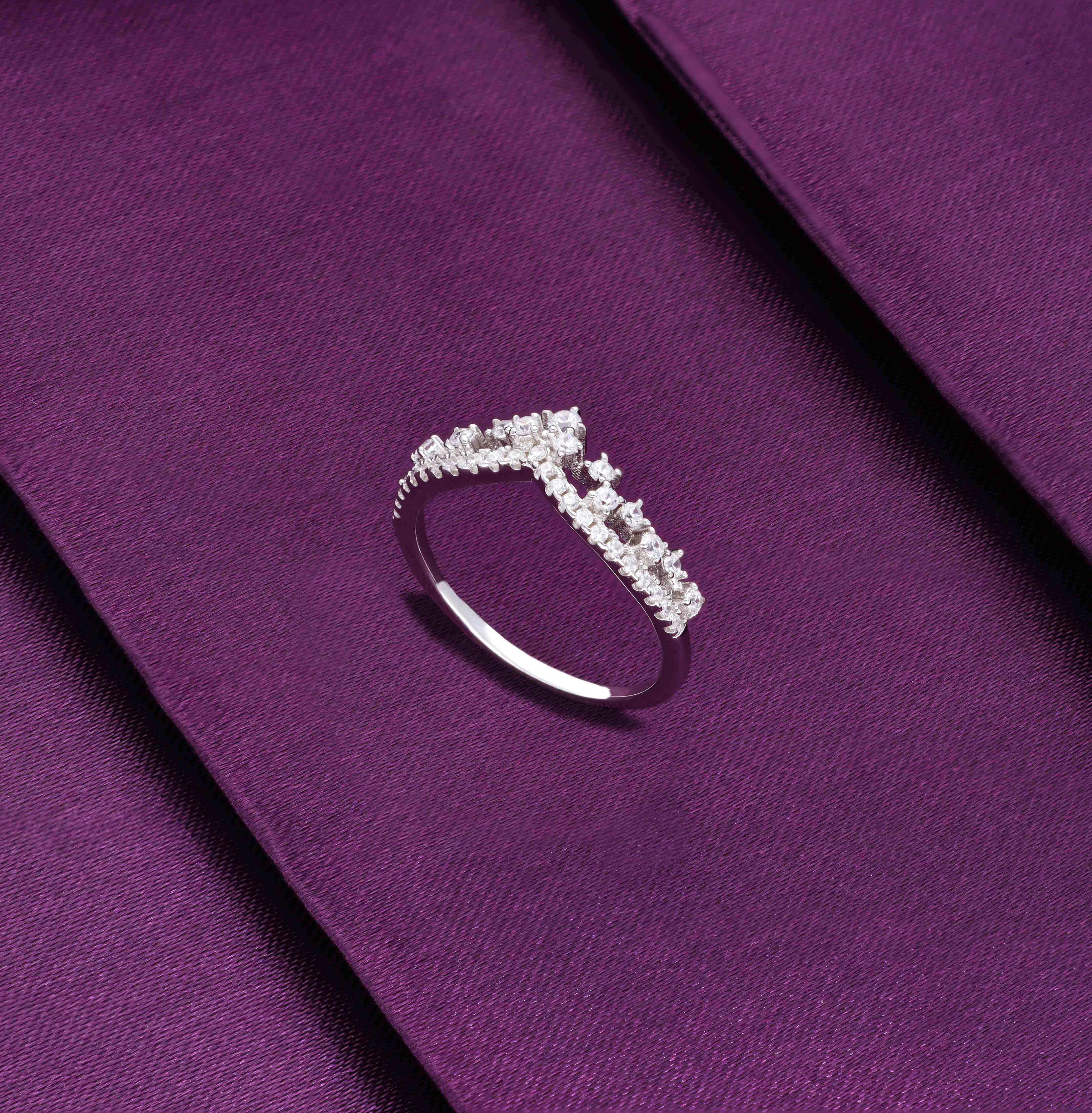 Vibrant V Shaped Silver Minimal Ring - Image 3