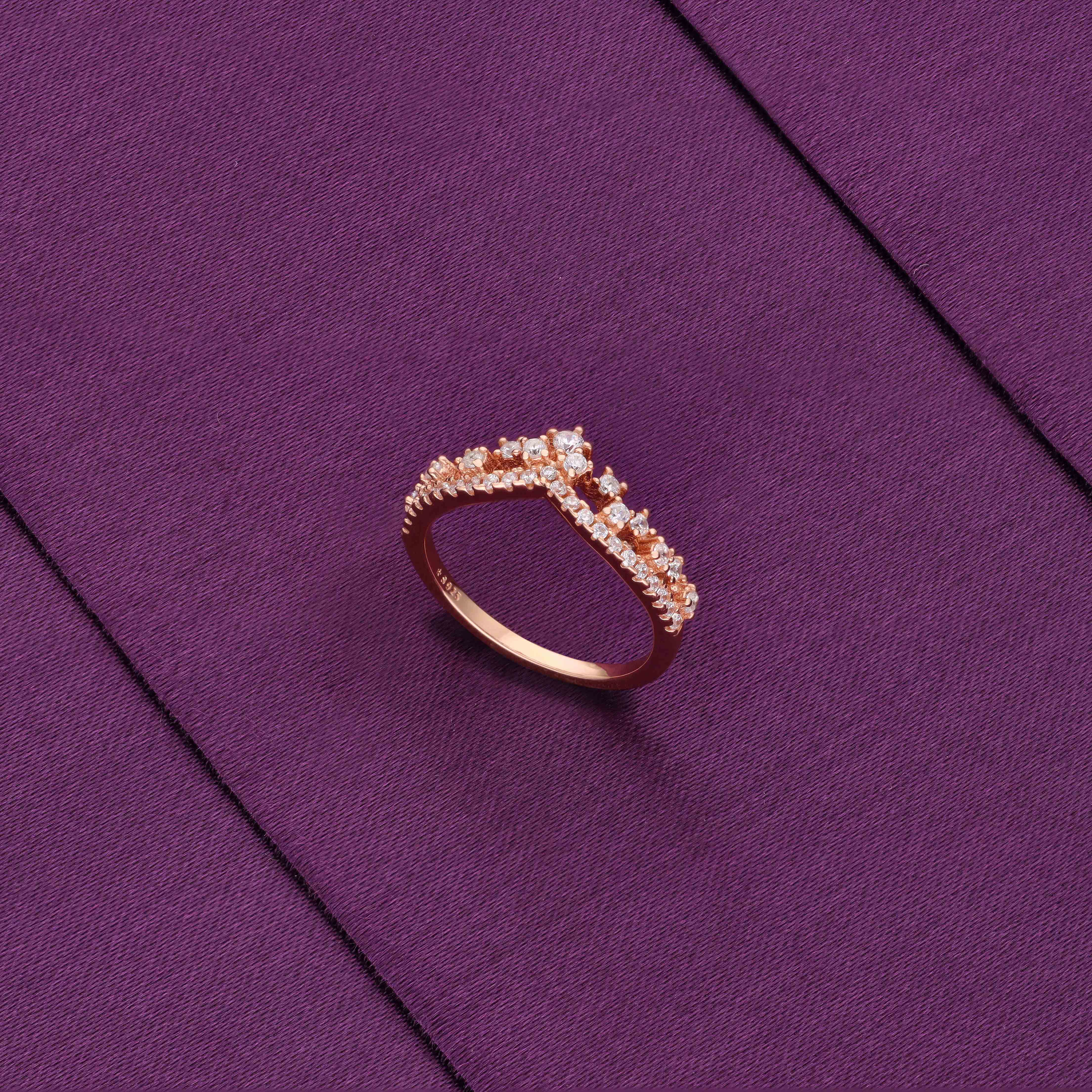 Vibrant V Shaped Silver Minimal Ring - Image 4